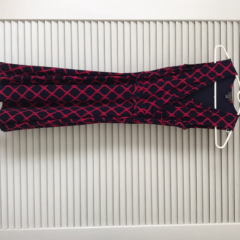 Sleeveless dress with a tie around the waist